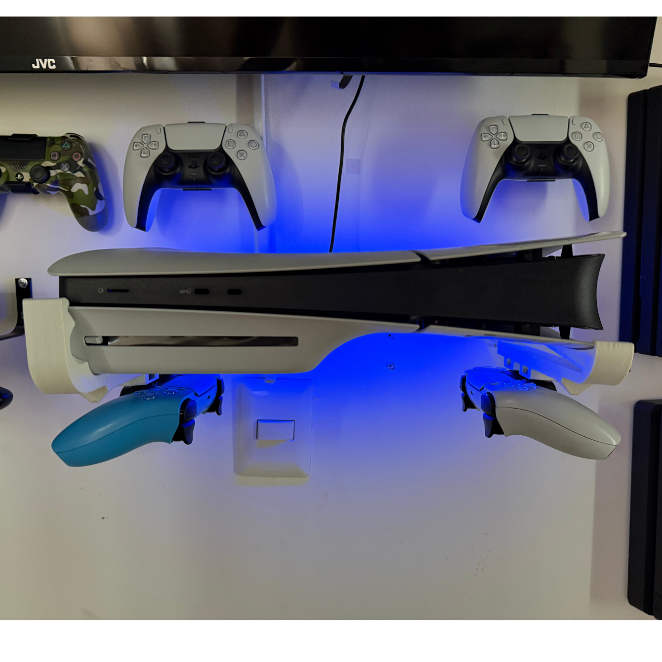 PS5 instalada horizontalmente en soporte de pared plástico