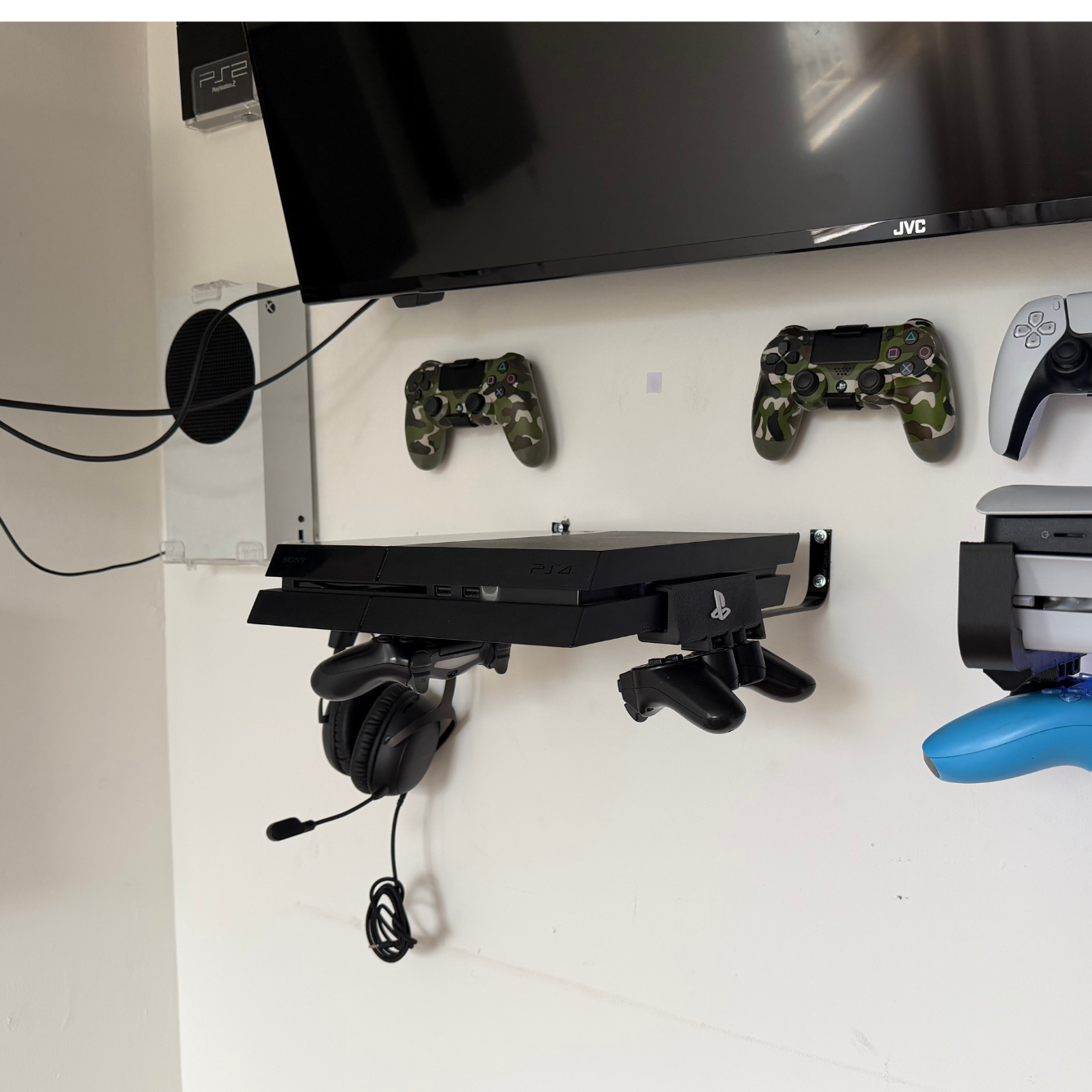 PS4 instalada horizontalmente en soporte de pared